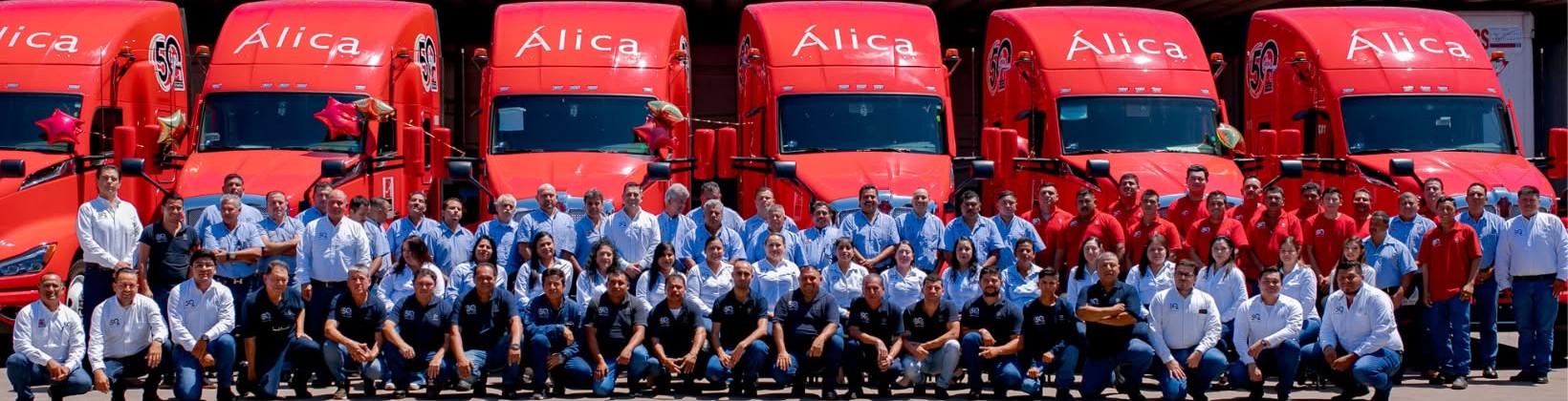 Equipo de Fletes Álica frente a su flotilla de tractocamiones